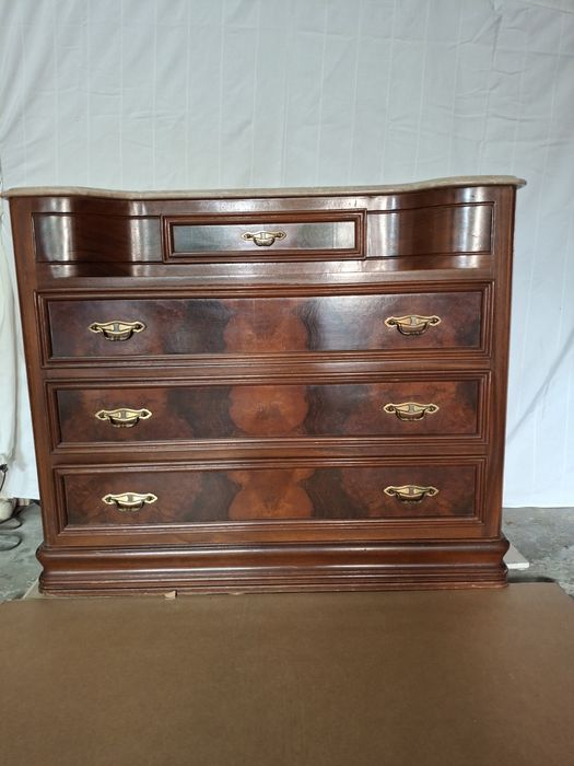 Mobilia de quarto (cama +comoda+2 mesas de cabeceira.