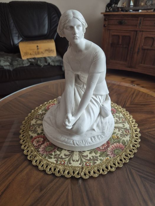 Piękna figura biskwitowa