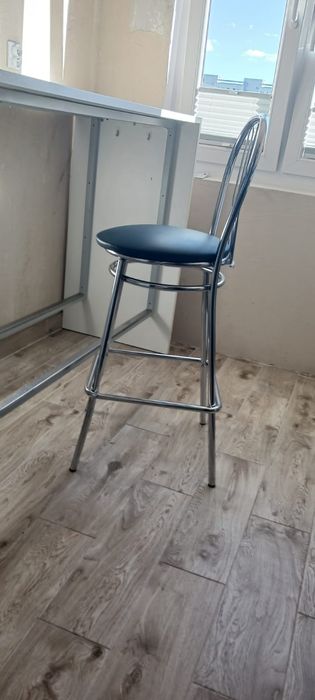 Stół barowy z hokerem