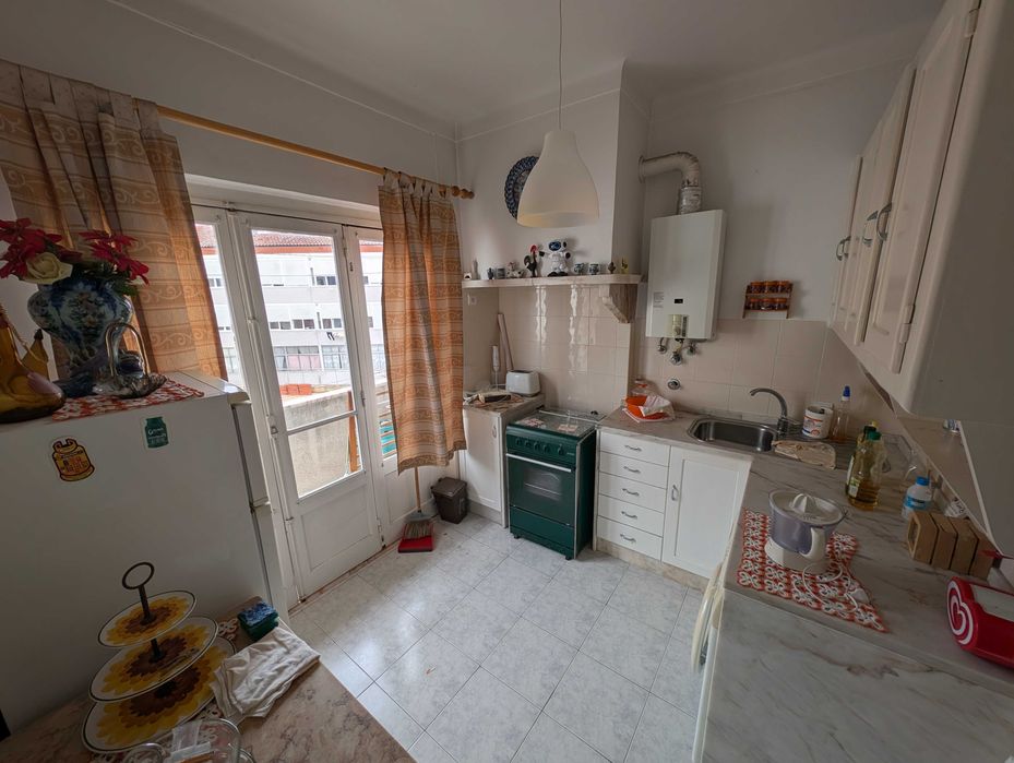 Apartamento T2 em Algés renovado cozinha semi-equipada