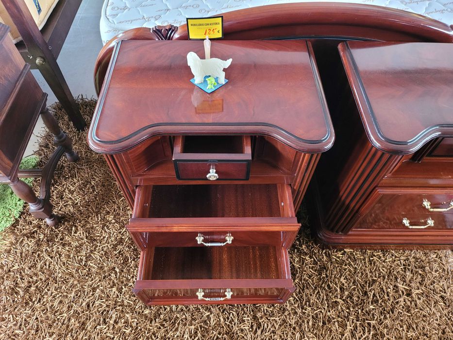 Excelentes mesas de cabeceira em madeira - Valor un