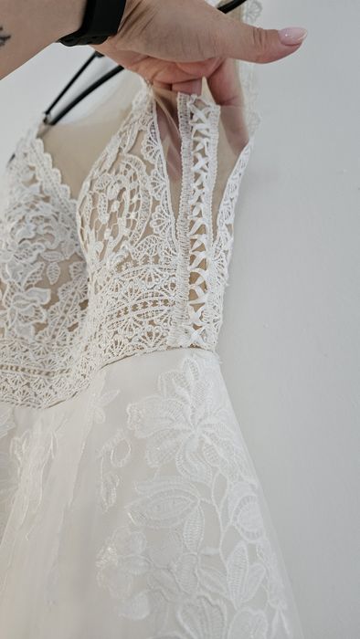 Suknia ślubna, koronka