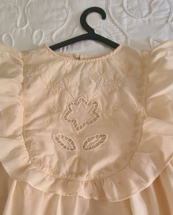 Vestido Zara para menina 13-14 Anos. Cor creme.