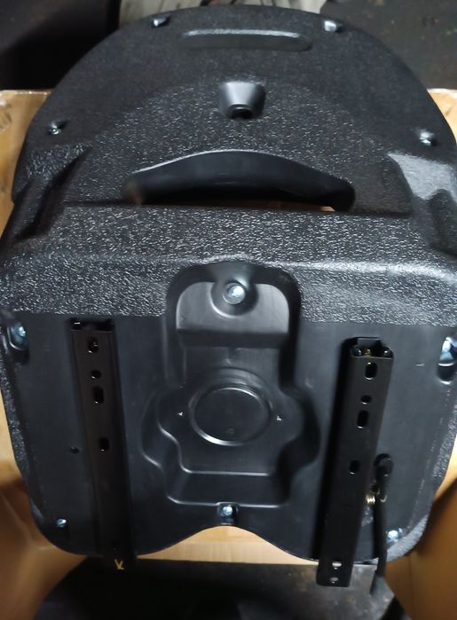 Сиденье, сидіння навантажувача , трактора, універсальне.