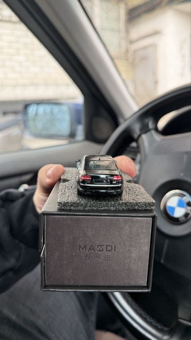 Продам колекційну машинку audi