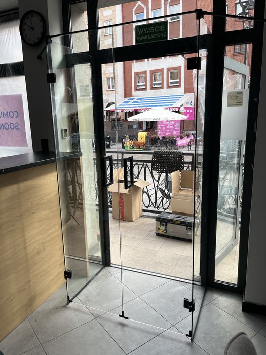 Szklana śluza wejsciowa szkalne drzwi