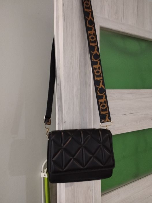 Mała pikowana czarna torebka kolorowy pasek