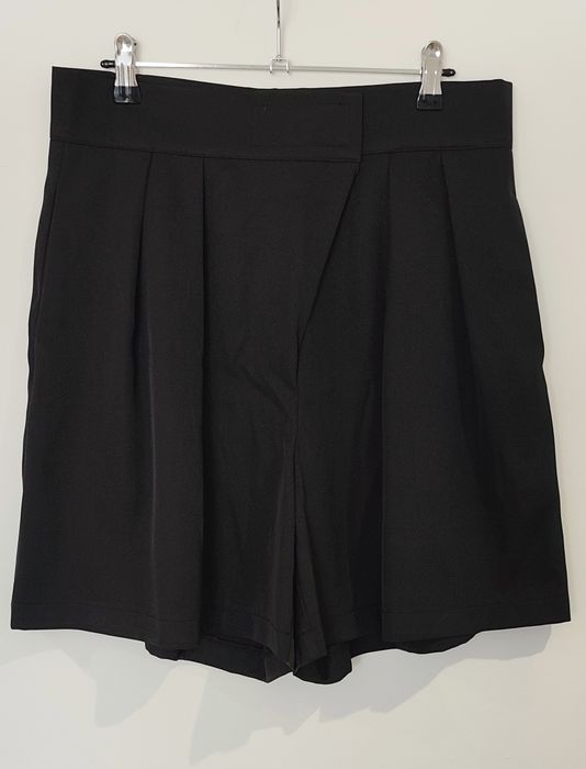 Varias saias novas tamanho M/L. Ver fotos.