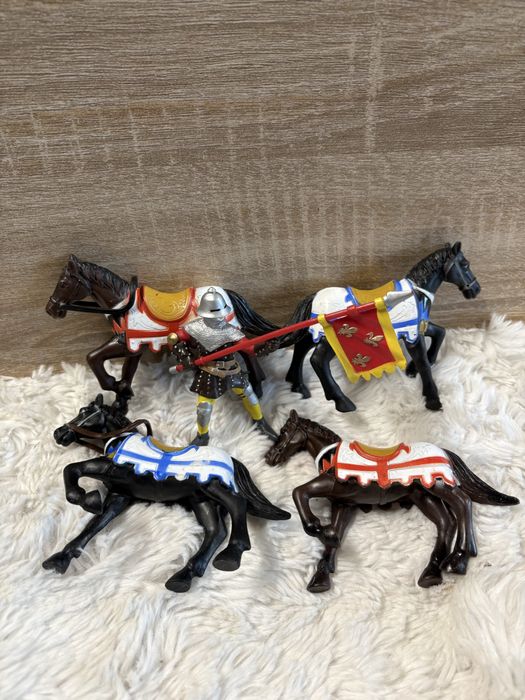 Zestaw figurek rycerz i konie