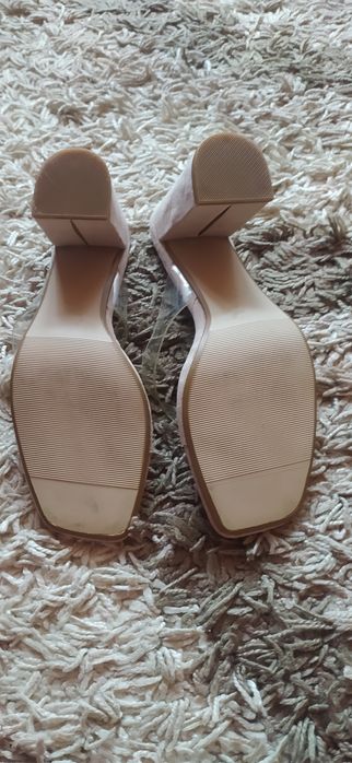 Босоніжки на каблуку