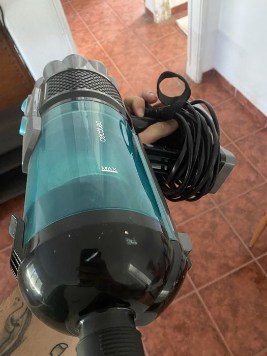 Cecotec Aspirador vassoura com cabo com depósito de 500 ml Conga 700 PowerHead