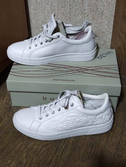 Кроссовки женские Bugatti