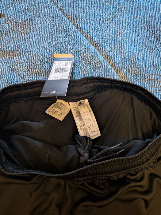 Calções adidas novo