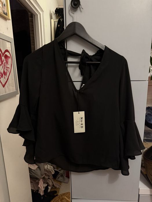 Czarna zwiewna bluzka falbanki na-kd xs dekolt wiązanie na plecach