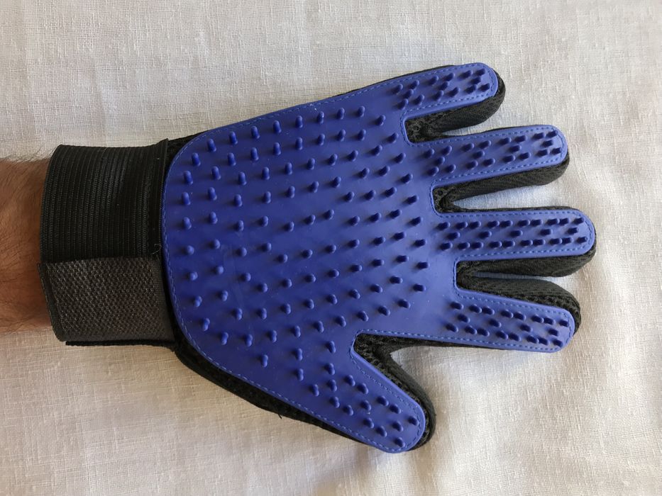 Luva para escovar pelo cão ou gato