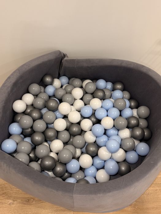 Сухий басейн та 200 кульок