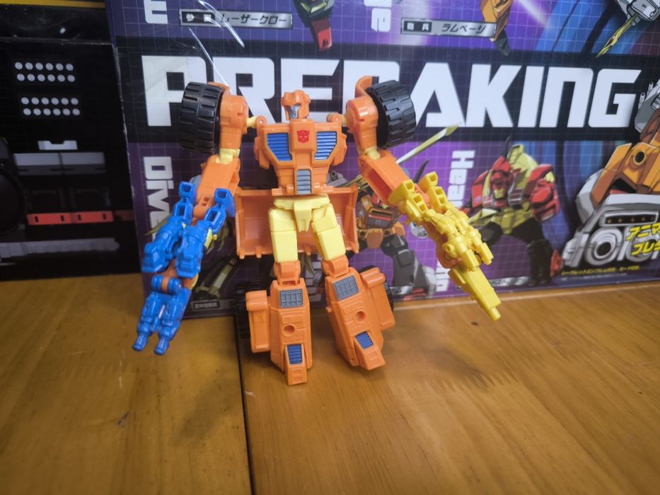 Hasbro Transformers Generations Thrilling 30 Deluxe Autobot Scoop