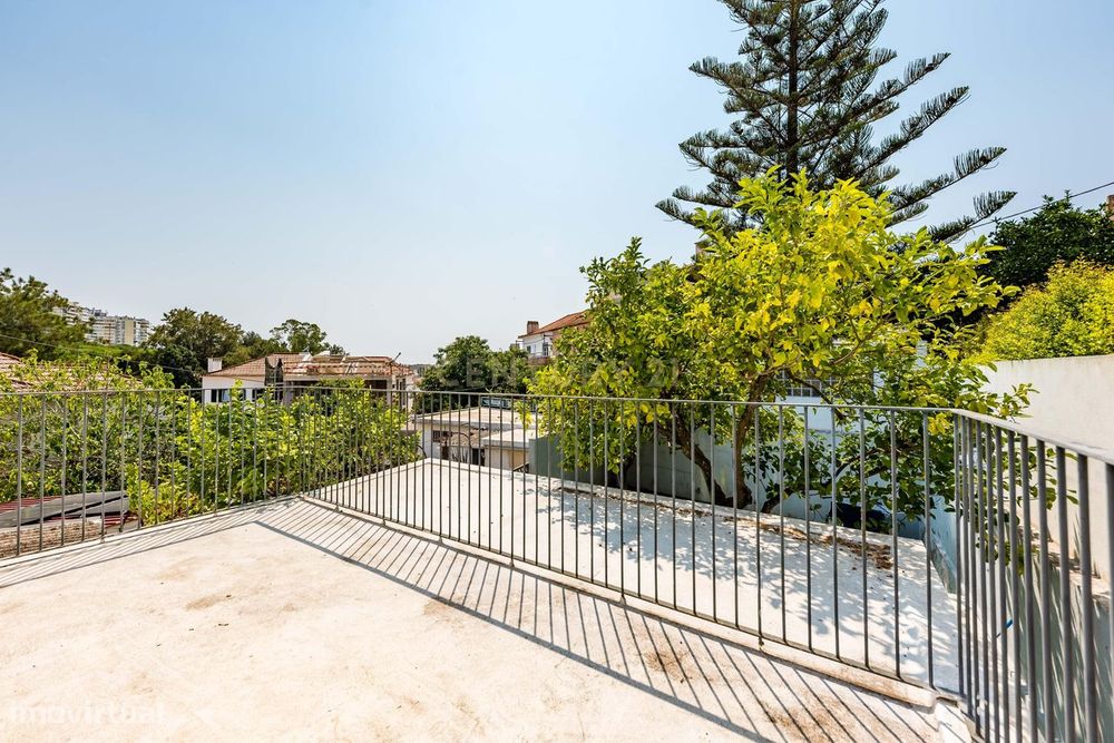 Moradia T2 Renovada com Jardim, Cave e Terraço | Viva o melhor de Belé