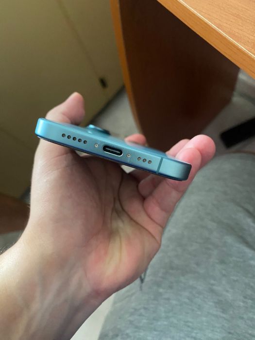 iPhone 16, brand new without signs of use.64739978892417124