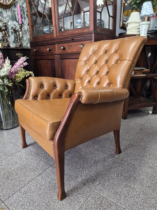 Poltrona Clássica Vintage em Pele Legítima Caramelo (Capitonê)