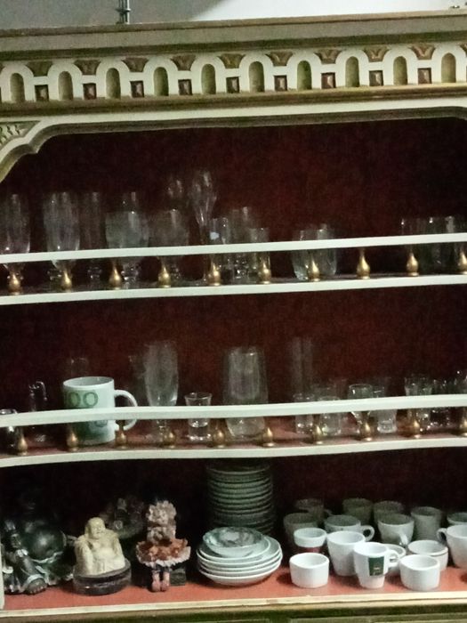 Vendo móvel de cozinha ou corredor antigo como  na foto  com louça