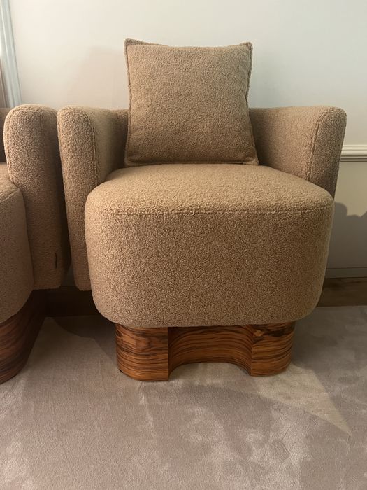 Cadeirão (5 NOVOS) em madeira de pau ferro e tecido teddi castanho