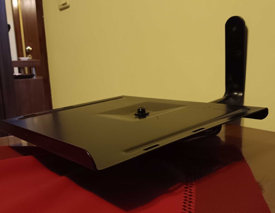 Suporte de parede giratório para televisão pequena.
