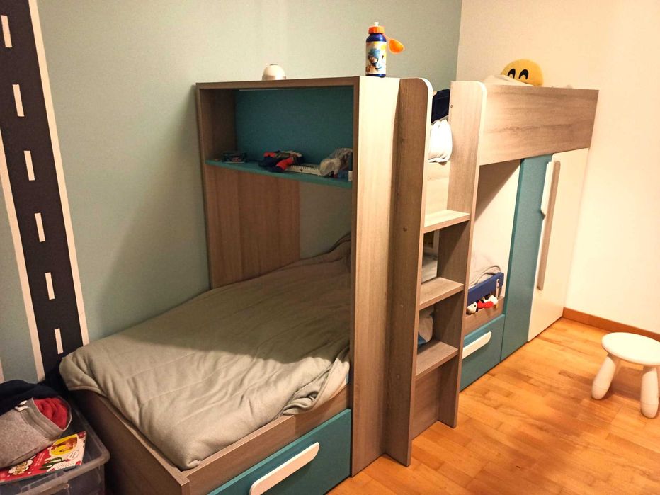 Beliche com duas gavetas de arrumação e roupeiro lateral