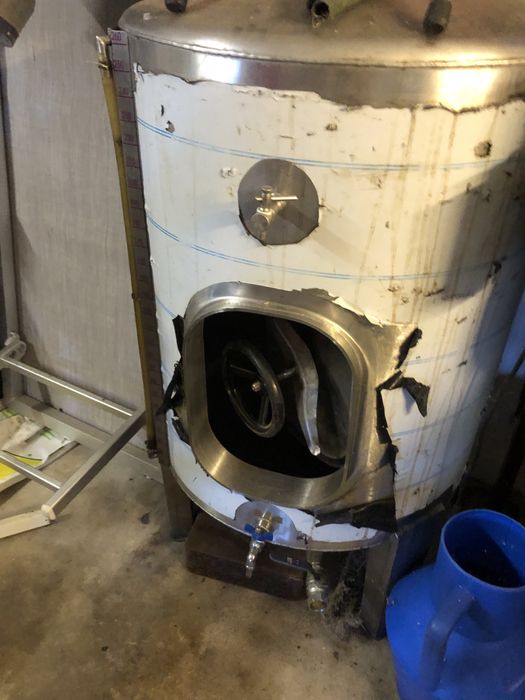 Vendo conjunto de material para producao de vinho .