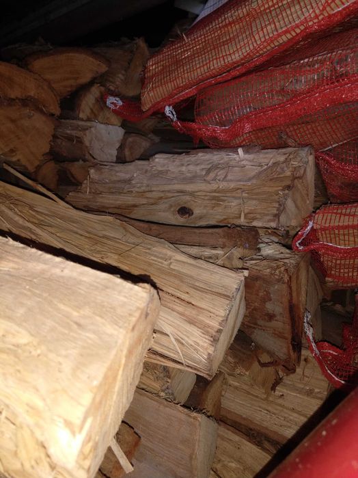 Lenha calibrada de eucalipto,         (10 sacos)