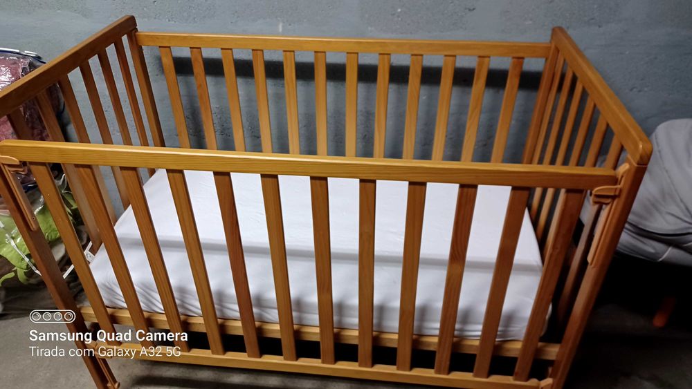 Cama para bebé em madeira