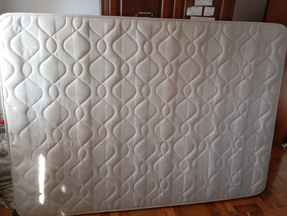 Cama e mesa cabeceira