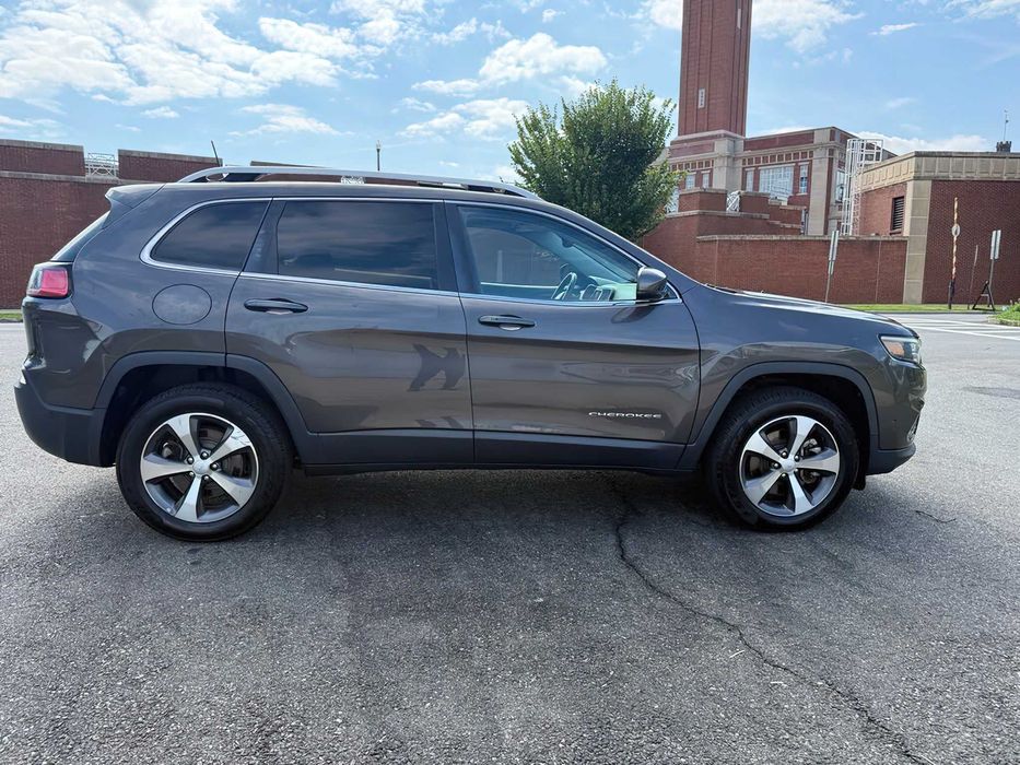 Jeep Cherokee      2021