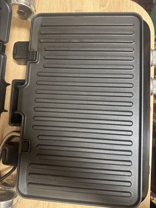 Гриль-барбекю електричний Delonghi