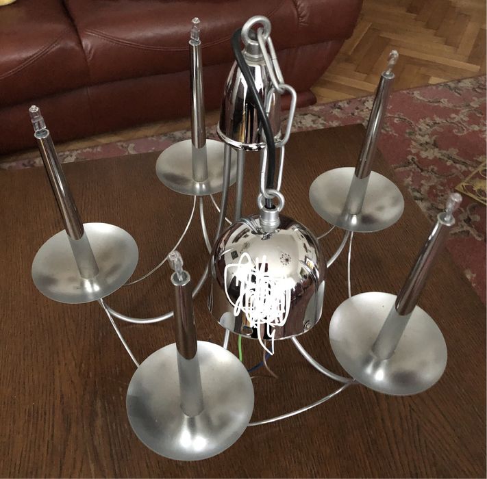 Żyrandol z halogenowymi żaróweczkami.