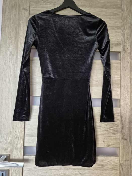 Sukienka mała czarna welurowa mini S / 36 długie rękawy dekolt koperto