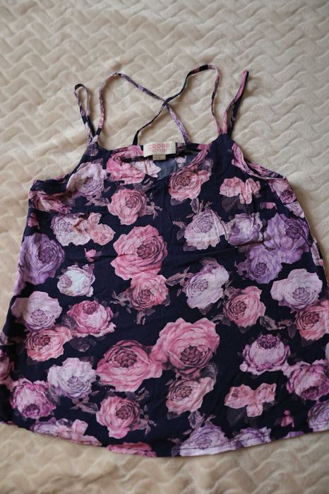 Granatowy top w róże Cropp wiskoza na ramiączkach S