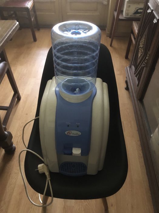 Dispensador de água eléctrico.