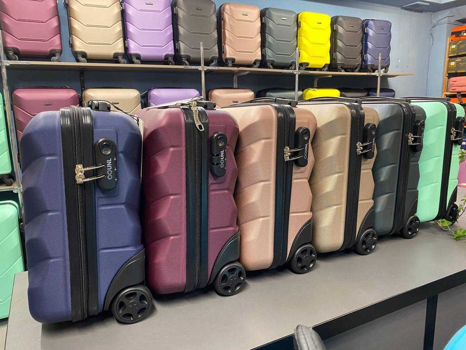 Валіза, чемодан пластиковий на колесах Wings Польша (П09)