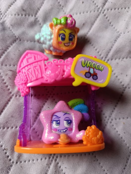 Brokatowe figurki Moji pops  i chatka