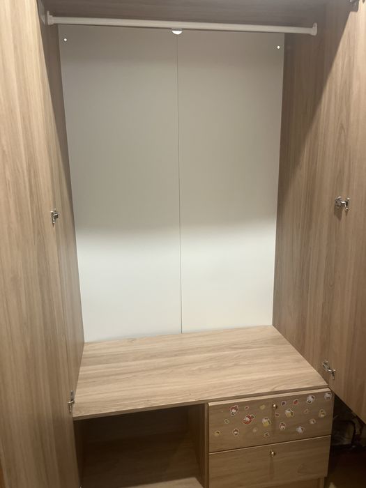 Roupeiro castanho Ikea VILHATTEN