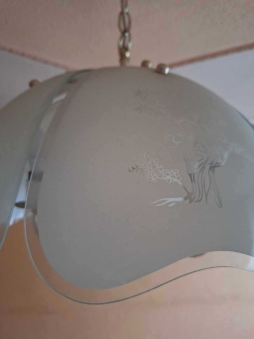 Stylowy żyrandol z ozdobnym szkłem