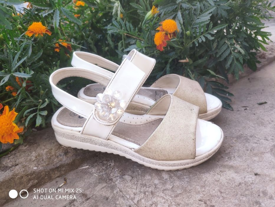 Босоніжки на дівчинку