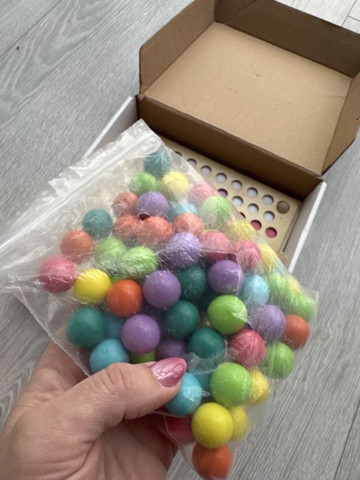 іграшка-сортер "Bead Holder" у стилі Монтессорі.