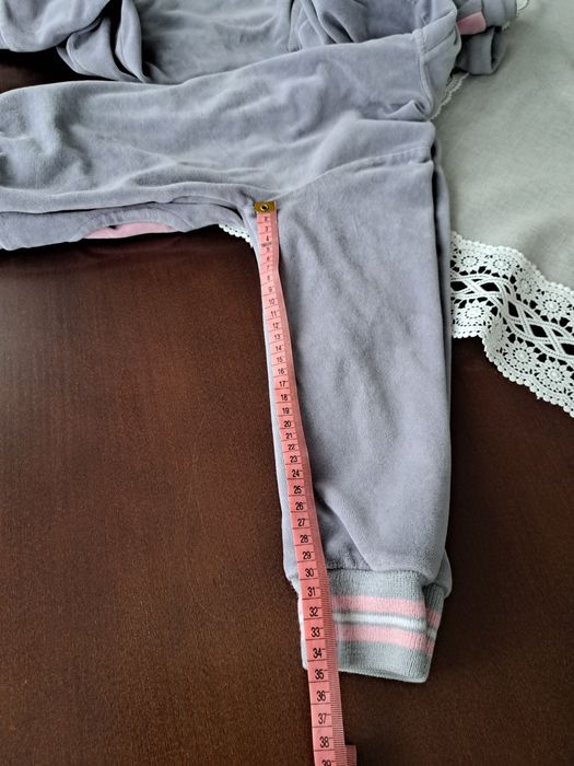 Śliczny welurowy dresik, dres kotek roz. 128