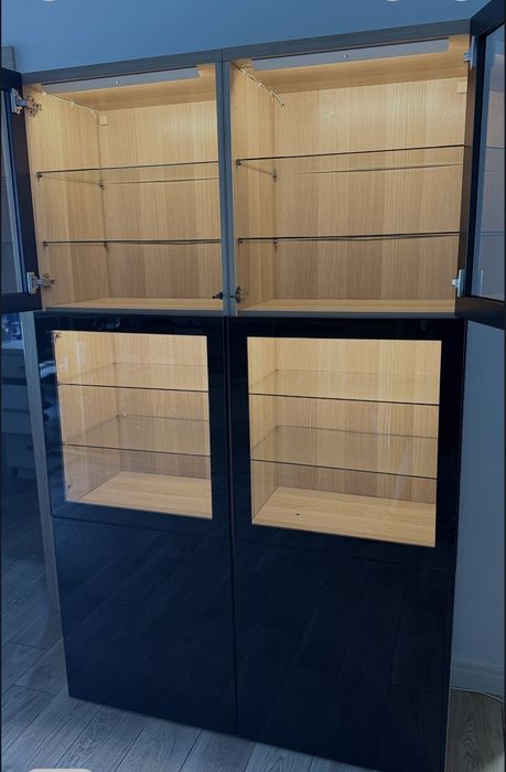 Szafa dwuskrzydłowa szklana czarna LED Besta Selsviken