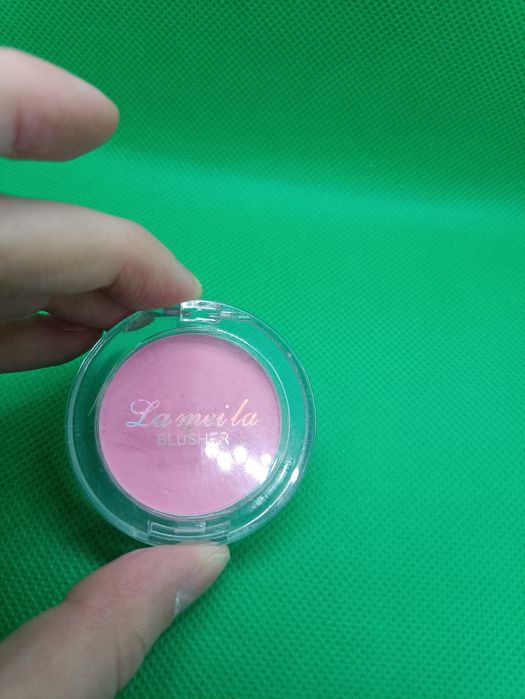 Przepiękny jasny cukierkowy róż w opakowaniu z małym lusterkiem