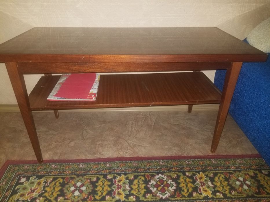 продаю лакерованный журнальный столик