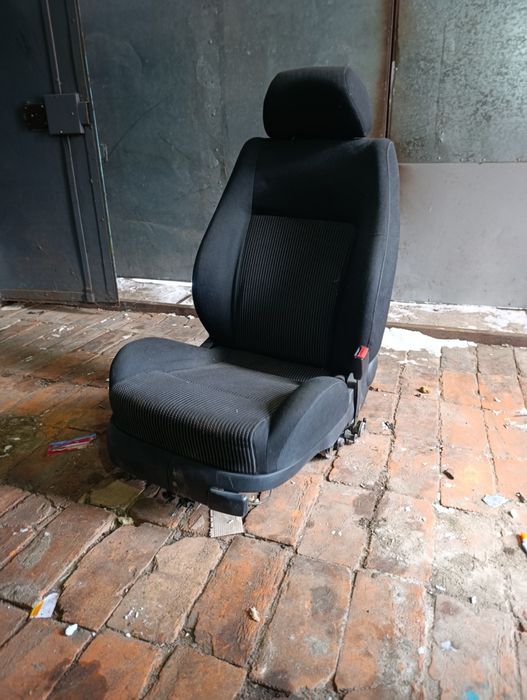 Седюшка сіра от Кіа соренто і чорне от Фольксваген гольф