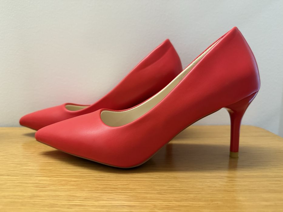 Sapatos vermelho salto alto